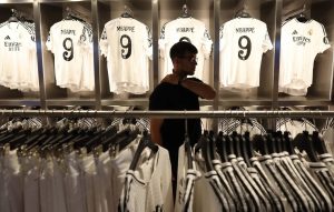 Kylian Mbappe Resmi Berbaju Putih! Jersey Laris Manis di Pasaran