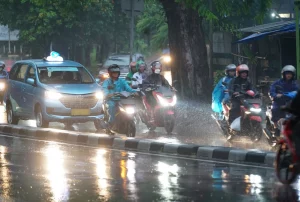 Cuaca Buruk Melanda Jakarta: Banjir, Angin Kencang, dan Pohon Tumbang