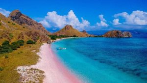Destinasi Pantai Pink, Pulau Komodo: Pasir Berwarna Paling Langka Indonesia
